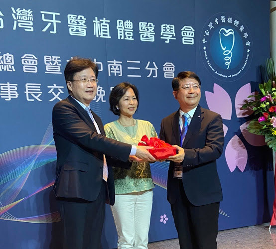 恭賀李泰憲院長榮任第16屆台灣牙醫植體學會總會理事長